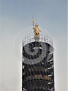 Statua sulla cima caro cattedrale,. arte, ispirazione un religione 