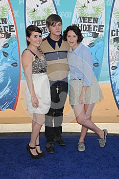 Mae Whitman,Sarah Ramos,Miles Heizer