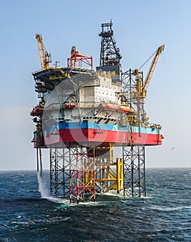 Maersk Highlander jackup drilling rig photo