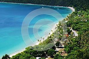 Idílico Playa sobre el bahía tomas en la madrugada 