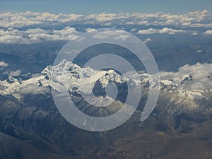 Magestuosa aerial view of large snowy mountains photo