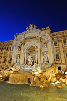 Magical roman nights at Fontana di Trevi