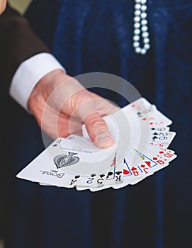 Mago mago ponte da carte visualizzato carta trucchi concentrarsi prima ricco ospiti sul festa evento nozze 