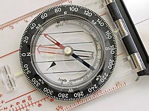 Magnetic compass