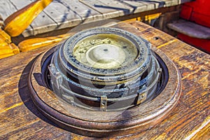 Magnetic compass