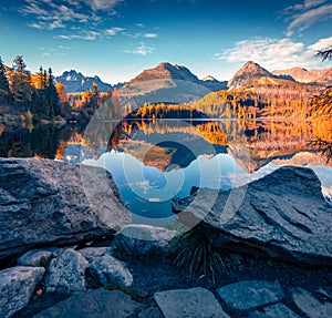 Nádherný jesenný pohľad na Štrbské pleso. Veľkolepá ranná scéna národného parku Vysoké Tatry, Slovensko, Európa.