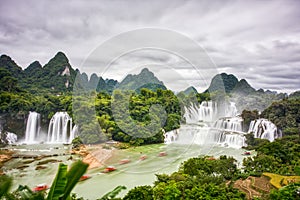 The magnificent scenery of Detian Transnational Waterfall in Guangxi, China