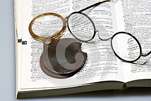 Magnifying glass and spectacles