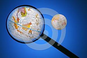 Magnifying globe