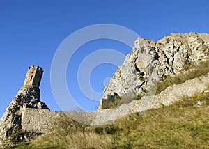 Dievčenská veža a východná stena hradu Devín