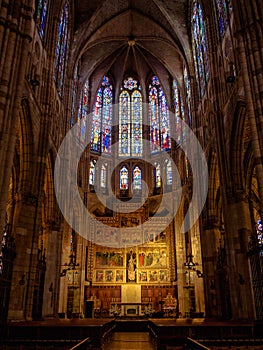 Main altar in the semicircular apse - Leon