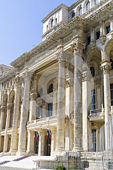 The main entrance from Casa Poporului 