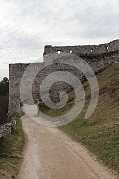Hlavní vchod do Čachtického hradu