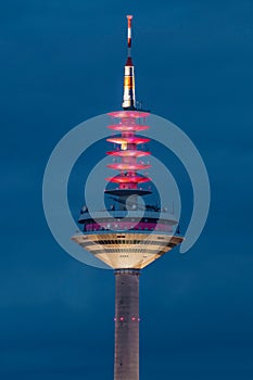 Main in Frankufurt, Fernsehturm zur blauen Stunde beleuchtet telekom photo