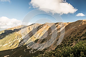 Hlavní hřeben Nízkých Tater s vrcholy Derese a Chopok na Slovensku během pěkného podzimního dne