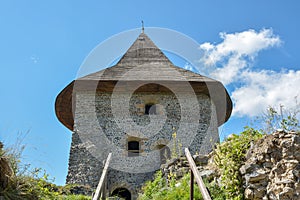 Hlavná veža hradu Somoška pri meste Fiľakovo na Slovensku