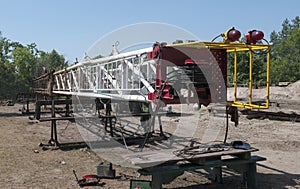 Maintenance of the dismantled mast of the drilling rig