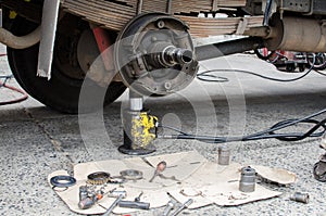 Maintenance truck wheel hub and bearing
