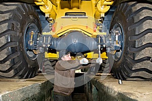 Maintenance work of heavy loader