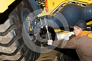 Maintenance work of heavy loader