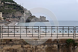 Maiori - Scorcio della Torre Normanna dal pontile della foce del fiume Reginna