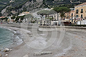 Maiori - Spiaggia del Lungomare Amendola dal pontile della foce del fiume Reginna