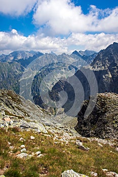 Majestátní Vysoké Tatry na pozadí modré zatažené oblohy. Slovensko.