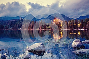 Majestátne horské jazero v Národnom parku Vysoké Tatry. Štrbské pleso