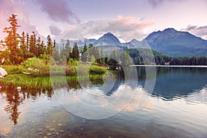 Majestátne horské jazero v Národnom parku Vysoké Tatry. Štrbské pleso, Slovensko, Európa.