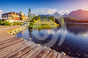 Majestátne horské jazero v Národnom parku Vysoké Tatry. Štrbské pleso, Slovensko, Európa