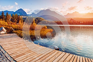 Majestátne horské jazero v Národnom parku Vysoké Tatry. Štrbské pleso, Slovensko, Európa.