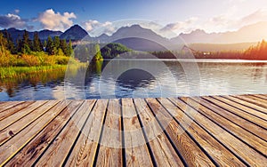 Majestátní horské jezero v národním parku Vysoké Tatry. Štrbské pleso, Slovensko, Evropa