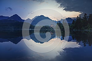 Majestátne horské jazero v Národnom parku Vysoké Tatry Národný Park, Slovensko, Európa. Západ slnka.