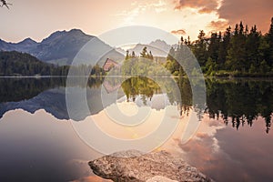 Majestátne horské jazero v Národnom parku Vysoké Tatry Národný Park, Slovensko, Európa. Západ slnka.