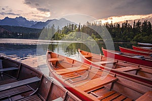 Majestátní horské jezero v národním parku Vysoké Tatry, Slovensko, Evropa. Západ slunce.