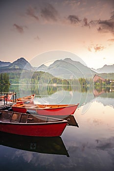 Majestátní horské jezero v národním parku Vysoké Tatry, Slovensko, Evropa. Západ slunce.