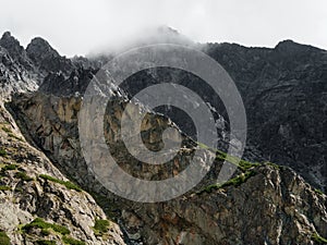 Majestátní skalnaté hory Vysokých Tater na Slovensku