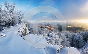 Majestátní panorama západu slunce v zimní krajině hor, Slovensko