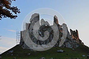 Majestátní pohled na gotický hrad Hrušov, střední Slovensko, ze severní strany, opalování ve večerním zimním slunci.