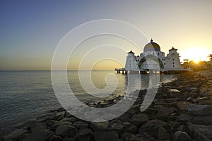 Majestuosamente de angustia mezquita durante atardecer Área 