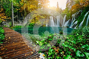 Majestuosamente sobre el turquesa Agua a soleado vigas en lagos. Croacia 