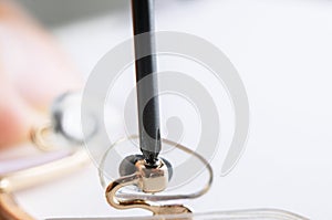 Make glasses, broken glasses, repair glasses, work with a screwdriver, tighten small screws