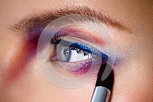 ÃÅ¸Make-up artist applaying color eyeshadow with brush. Close-up p