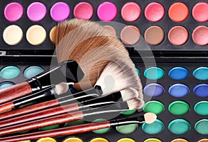 Make-up brushes and makeup shadows