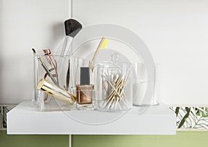 Fare su prodotti organizzare il bagno. bellezza prodotti organizzatore contenitore cabina sul Ordinato modo sul minimalista scaffali. 