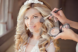Make up rouge. Healthy hair. beautiful smiling bride wedding por