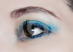 Make up trend: blue shiny eyeshadows.