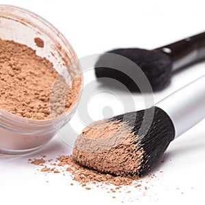 Makeup brush with loose cosmetic powder