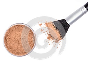 Makeup brush with loose cosmetic powder