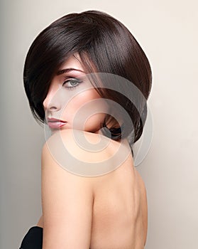 makeup female model with black short hair
